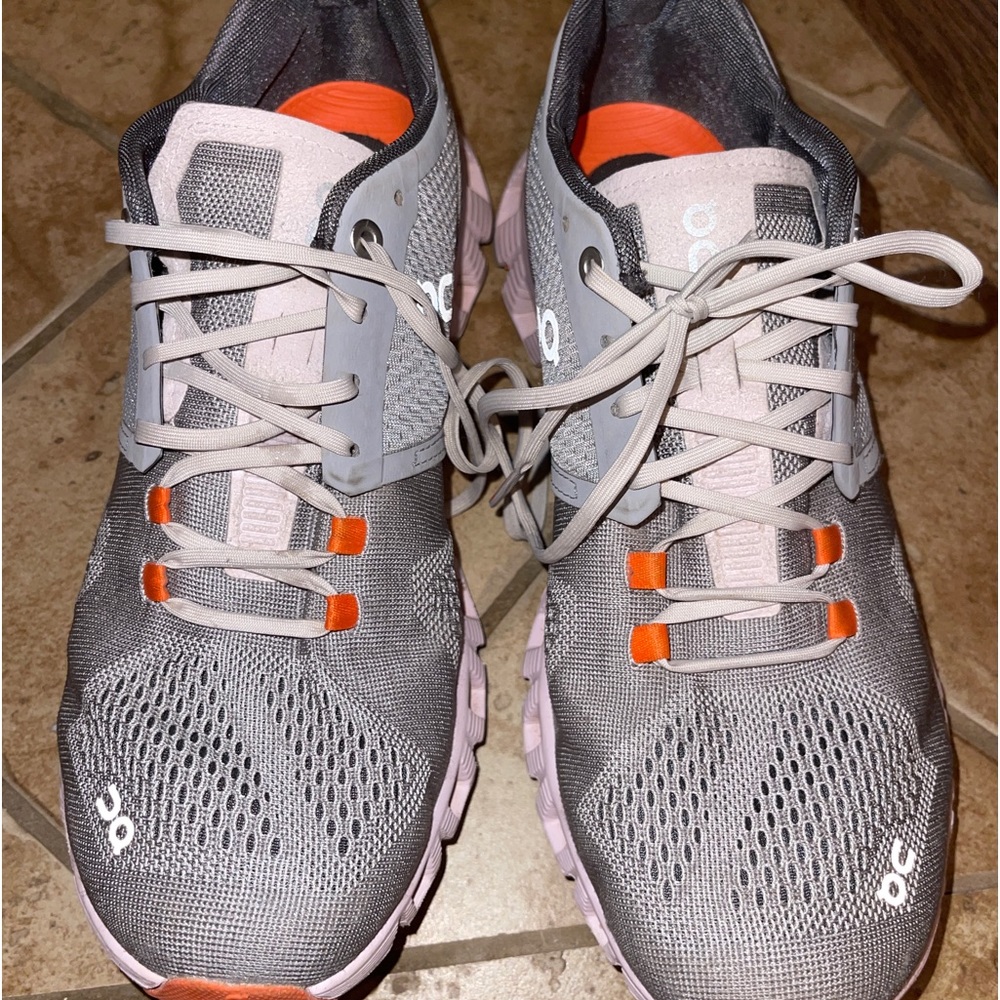 On Cloud Womens size 9-  lightly worn like new